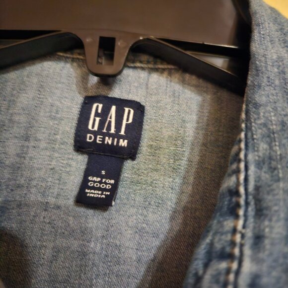 Gap Denim shirt, pearlesque snap closure - Picture 2 of 5